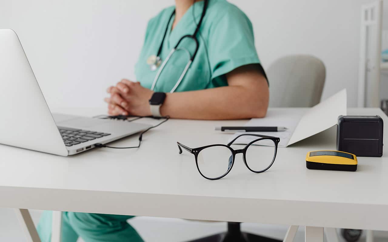 Doctora atendiendo preguntas de paciente sobre aborto