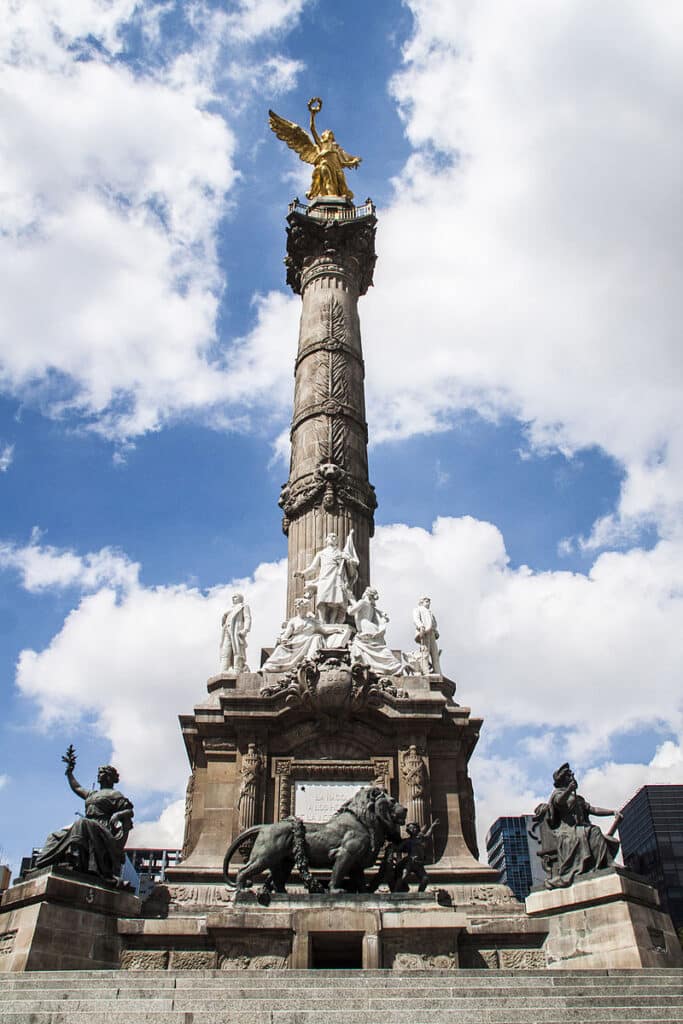 800px Monumento a la Independencia El Angel